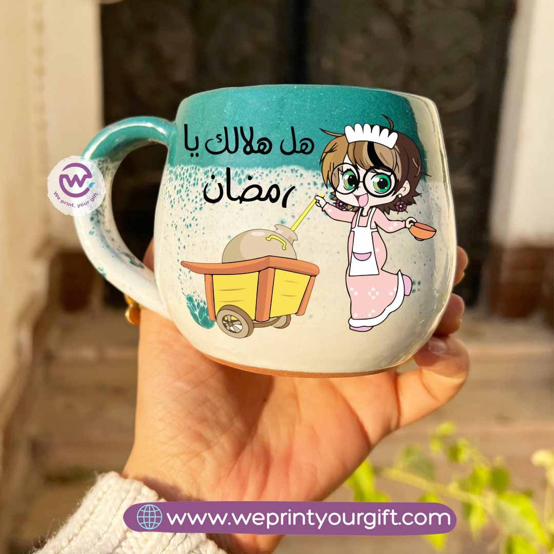 كوب خزفي مصنوع يدويًا باللونين الأخضر والأبيض مزين برسومات رمضانية