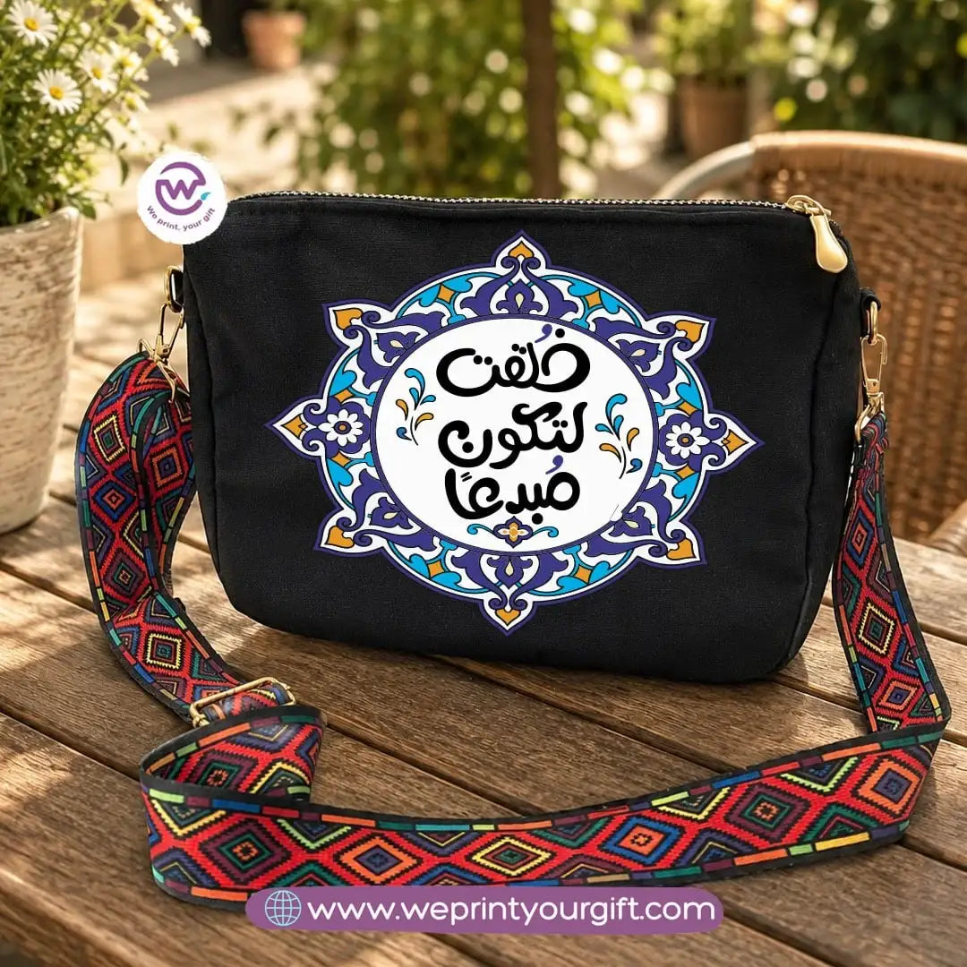حقائب كتف بخط عربي مُلهم مع حزام ملون
