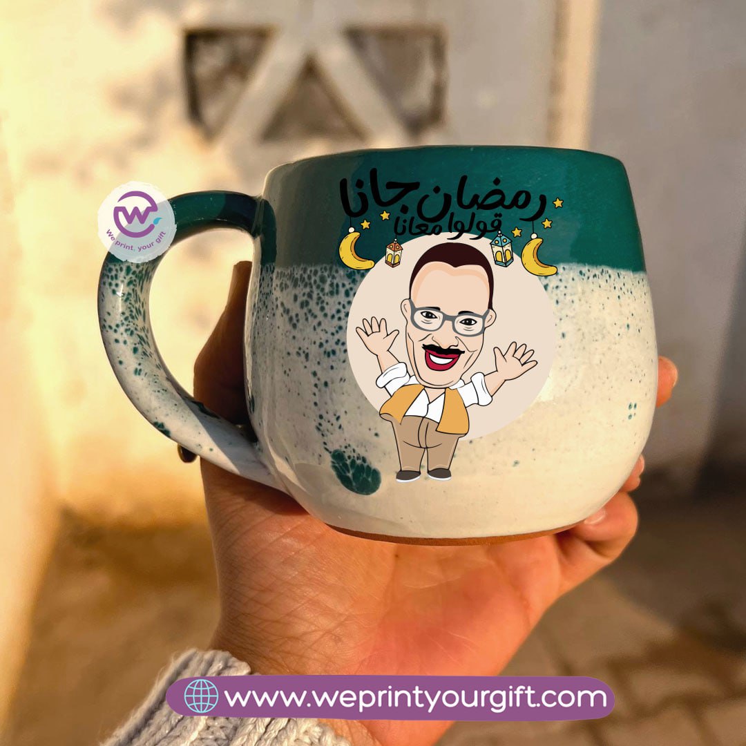 كوب خزفي مصنوع يدويًا باللونين الأخضر والأبيض مزين برسومات رمضانية