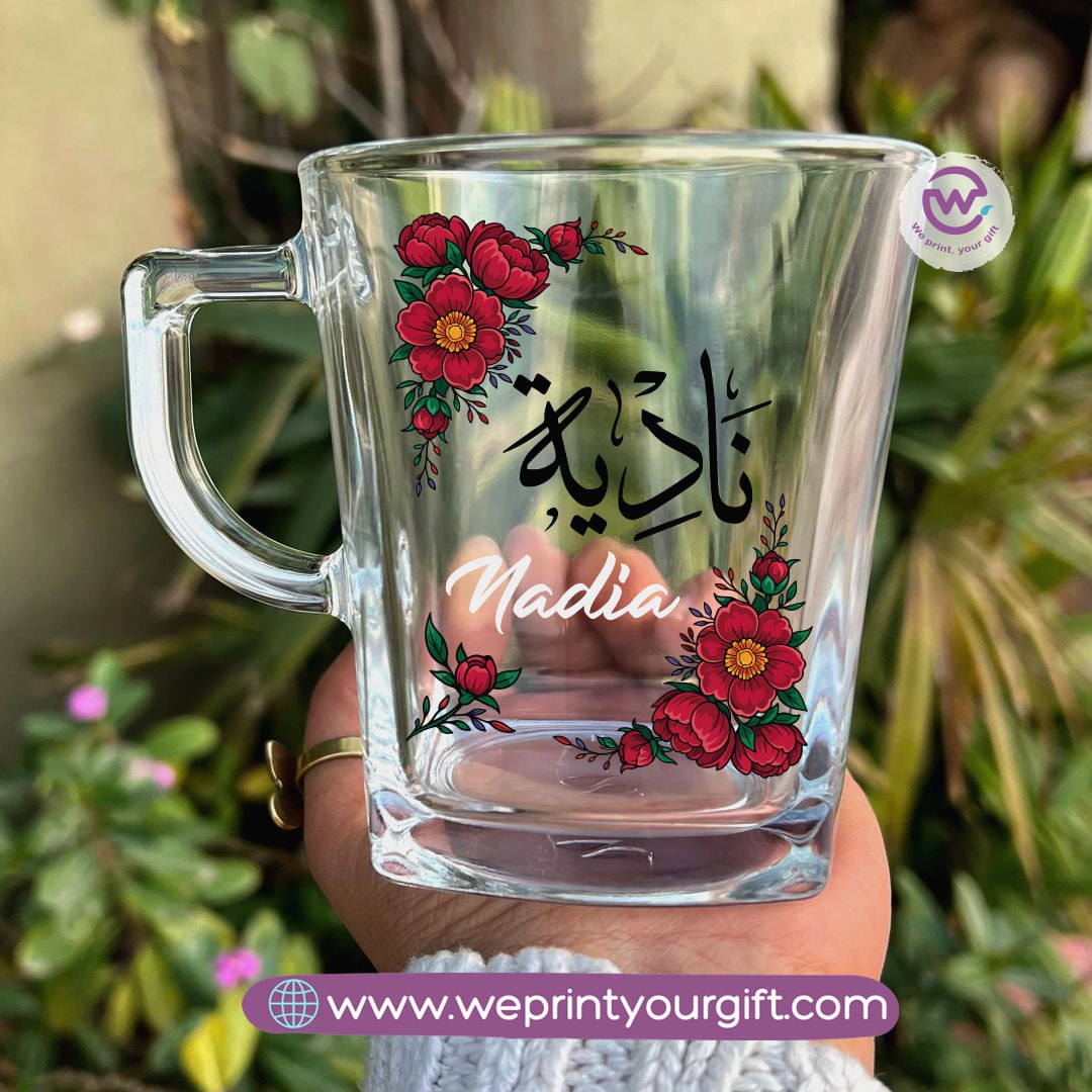 كوب شاي زجاجي مزين بالزهور مع اسم مخصص - 300 مل