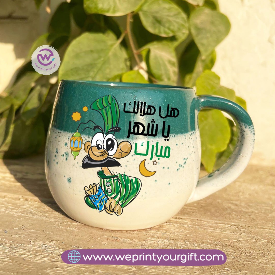 كوب خزفي مصنوع يدويًا باللونين الأخضر والأبيض مزين برسومات رمضانية