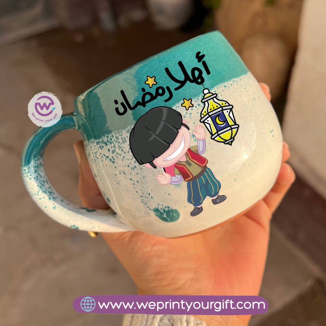 كوب خزفي مصنوع يدويًا باللونين الأخضر والأبيض مزين برسومات رمضانية