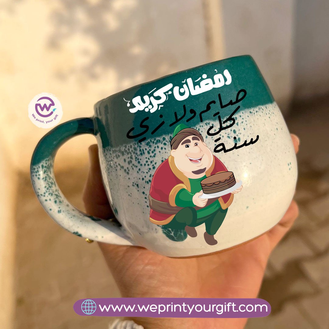 كوب خزفي مصنوع يدويًا باللونين الأخضر والأبيض مزين برسومات رمضانية