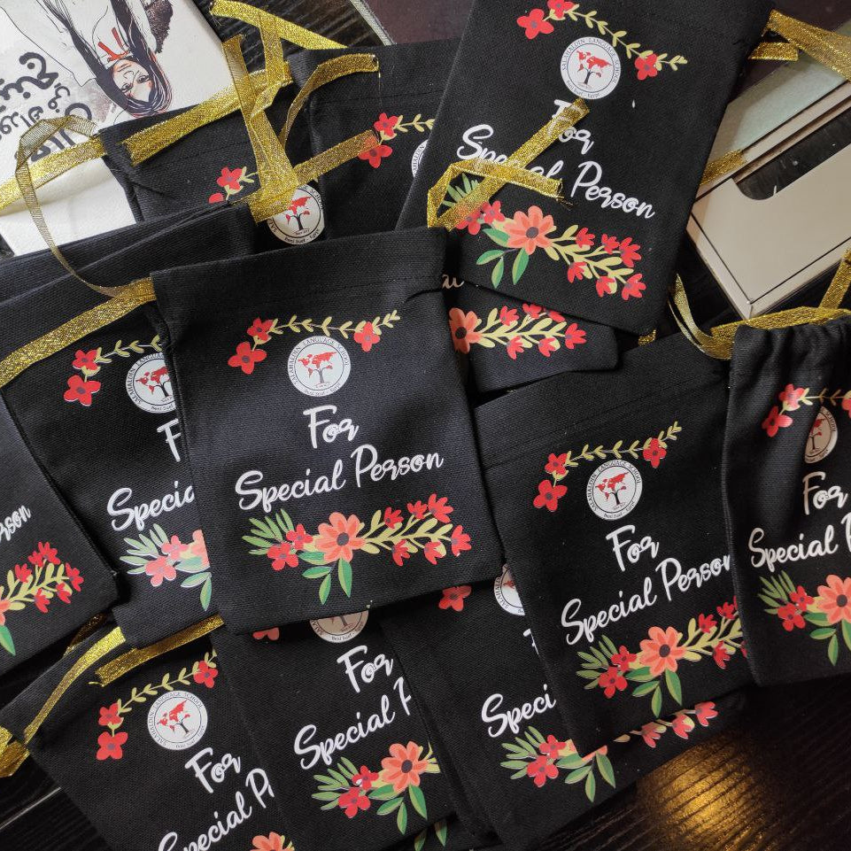 Gift Bag - size 20 cm * 24  cm - Buy 2 get 1 free